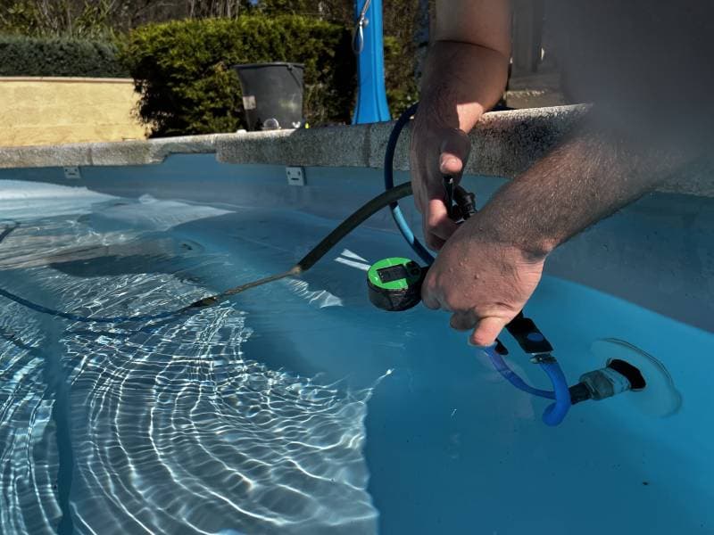 Technicien détectant une fuite dans une piscine à Saint Tropez