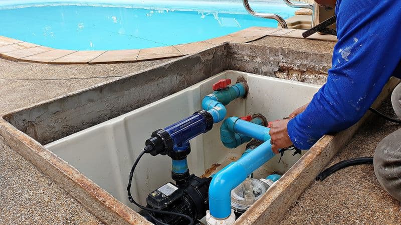 Technicien détectant une fuite sur une piscine à Saint-Tropez